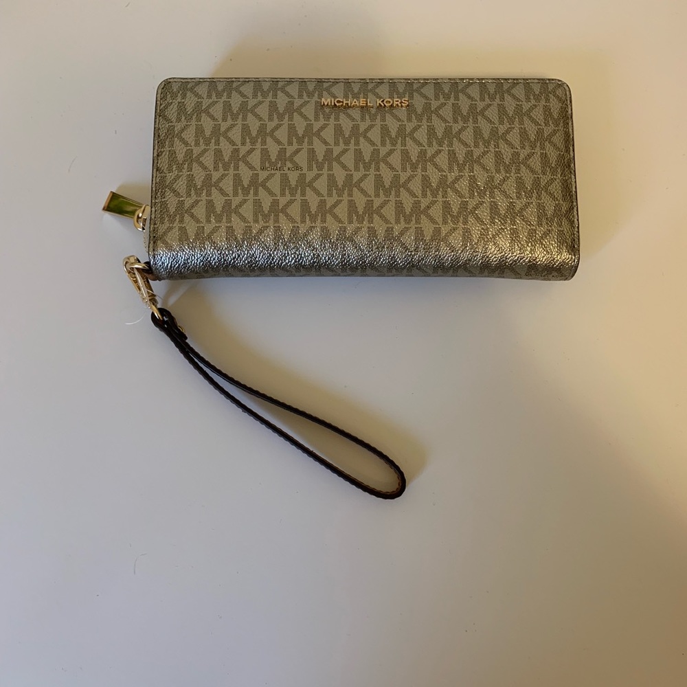 Michael Kors Money Piece Travel Continental Wallet